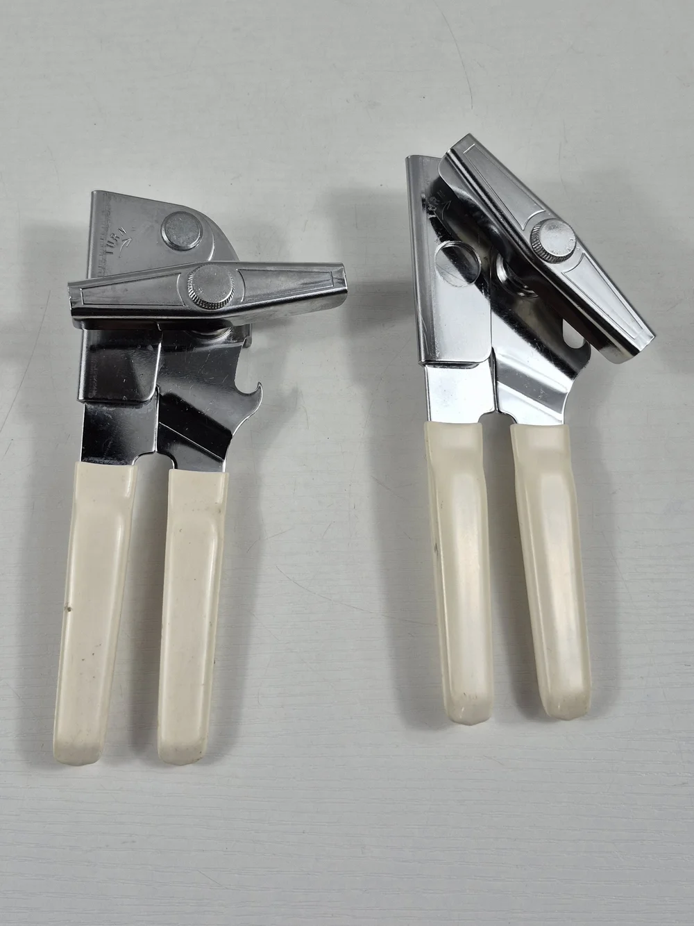 2 Vintage SWING-A-WAY Swing Away Manual Can Opener Bottle Opener Soft Handle USA
